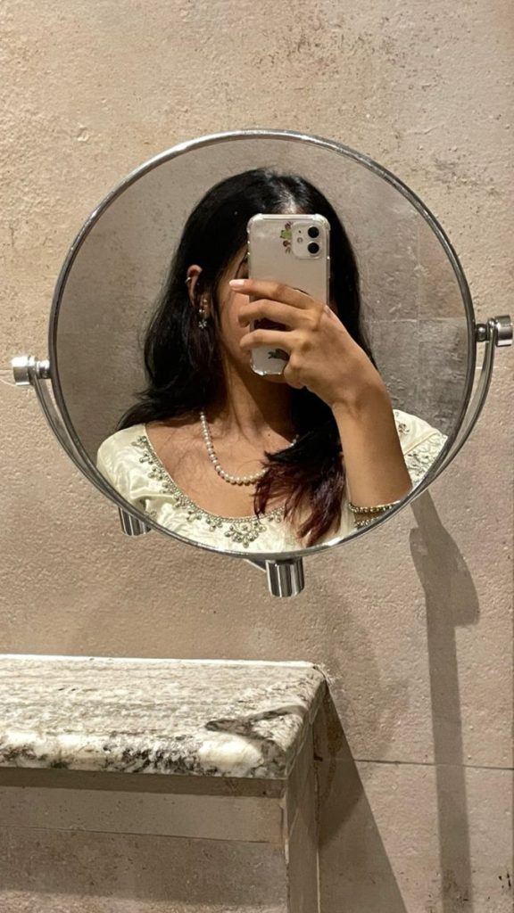 aesthetic instagram story ideas mirror selfie with fairy lights and neutral outfit